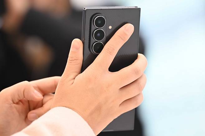 삼성전자가 2일 오전 서울 서초구 플래그십 스토어인 삼성 강남에서 기자 간담회를 열고 '갤럭시 Z 트라이폴드 신제품'을 공개하고 있다.