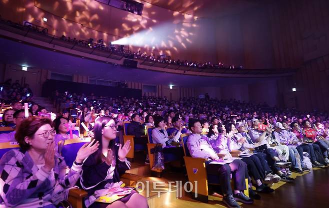 11일 서울 서대문구 연세대 100주년 콘서트홀에서 열린 비바브라보 2nd Festival에서 미스트롯3 Top7 정서주, 배아현, 오유진, 미스김, 나영, 김소연, 정슬의 공연을 감상하고 있다. 고이란 기자 photoeran@