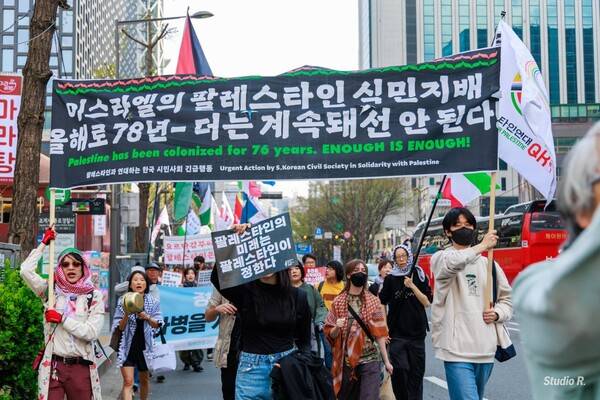지난 4월 4일 이스라엘 대사관 앞에서 열린 팔레스타인 연대 집회의 행진&nbsp;모습. 사진=팔레스타인긴급행동