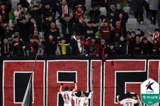 부천FC 선수단과 팬들의 모습. 사진=한국프로축구연맹