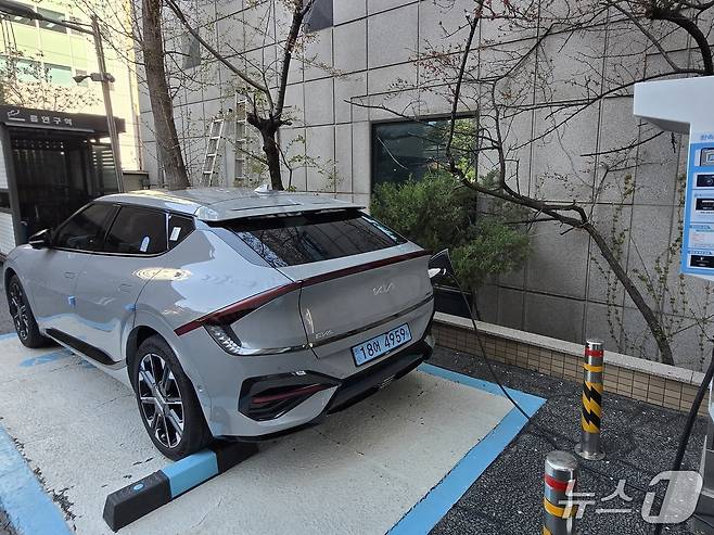 기아 준중형 전기 SUV 'EV6' 롱레인지 2WD 모델이 서울 서초구 자동차회관 주차장에서 충전되는 모습. 2026.04.08/뉴스1 김성식 기자
