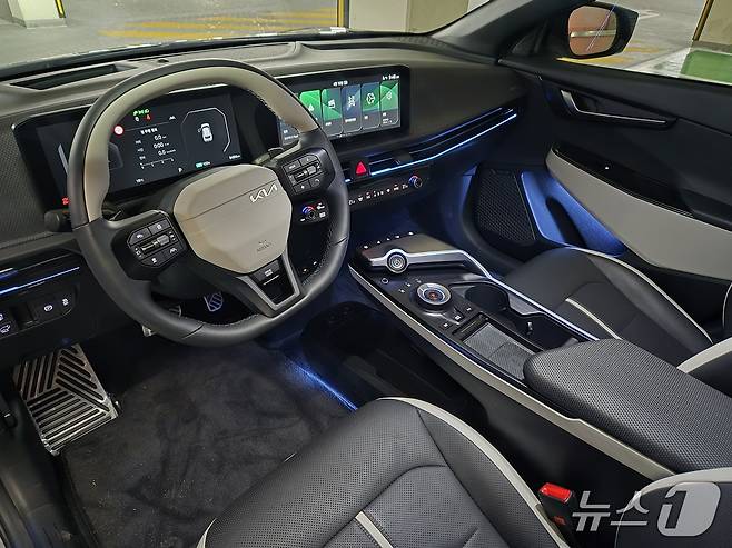 기아 준중형 전기 SUV 'EV6' 롱레인지 2WD 모델 1열 내부 모습. 2026.04.09/뉴스1 김성식 기자