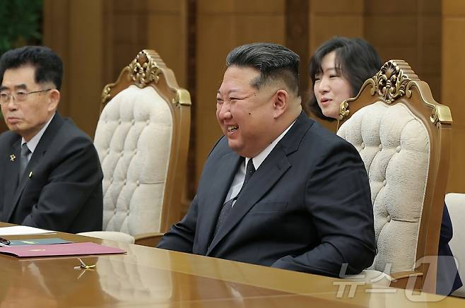 (평양 노동신문=뉴스1) = 북한 노동당 기관지 노동신문은 11일 김정은 노동당 총비서가 10일 평양에서 왕이 중국 외교부장을 접견하고 담화를 나눴다고 보도했다. [국내에서만 사용가능. 재배포 금지. DB 금지. For Use Only in the Republic of Korea. Redistribution Prohibited] rodongphoto@news1.kr