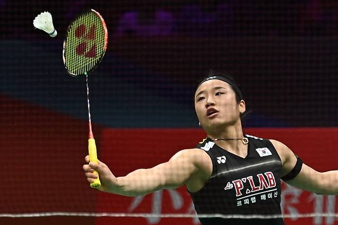 안세영이 11일 중국 닝보 올림픽 스포츠 센터에서 열린 2026 아시아배드민턴선수권대회 여자 단식 4강전 심유진과 경기에 임하고 있다. 사진 | AFP 연합뉴스