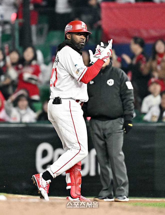 SSG 에레디아가 2일 문학구장에서 열린 2026 KBO리그 키움과 경기 6회말 2사 만루 상황에서 키움 정세영을 상대로 2타점 적시타를 치고 세리머니를 하고 있다. 문학 | 박진업 기자 upandup@sportsseoul.com