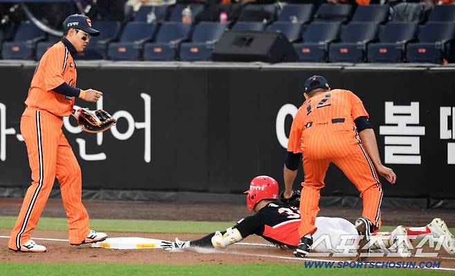 에르난데스 투지에 깜짝 놀란 1루수 채은성.