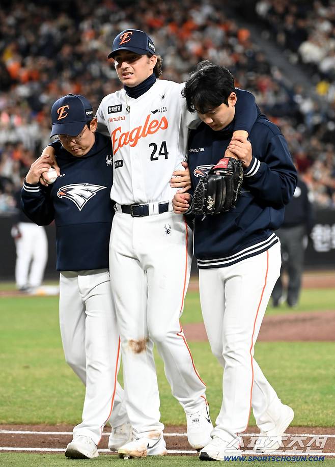 31일 대전한화생명볼파크에서 열린 KT와 한화의 경기. 3회초 무사 1,2루 한화 화이트가 KT 힐리어드의 땅볼때 1루 베이스 커버를 하다 부상을 당해 부축을 받고 있다. 화이트는 강재민과 교체됐다. 대전=허상욱 기자wook@sportschosun.com