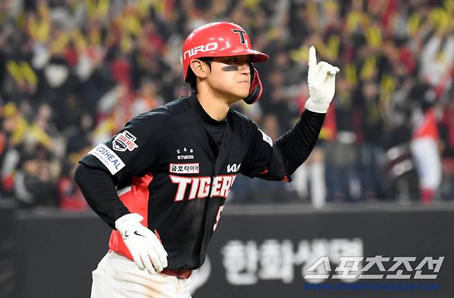 10일 대전 한화생명볼파크에서 열린 한화와 KIA의 경기. 8회초 1사 KIA 김도영이 솔로포를 날린 뒤 환호하고 있다. 대전=박재만 기자 pjm@sportschosun.com
