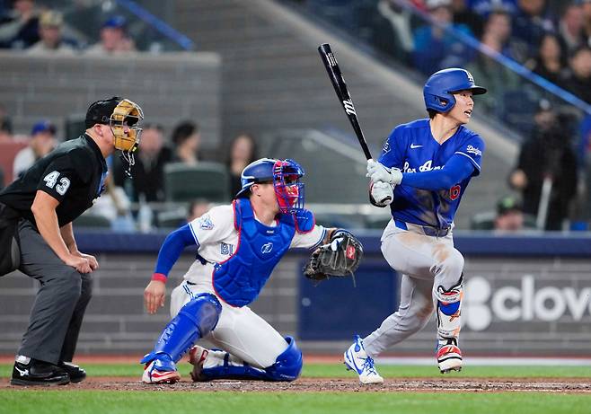 TORONTO, CANADA - APRIL 6: Hyeseong Kim #6 of the Los Angeles Dodgers hits a single against the Toronto Blue Jays during the seventh inning in their MLB game at the Rogers Centre on April 6, 2026 in Toronto, Ontario, Canada.   Mark Blinch/Getty Images/AFP (Photo by MARK BLINCH / GETTY IMAGES NORTH AMERICA / Getty Images via AFP)







<저작권자(c) 연합뉴스, 무단 전재-재배포, AI 학습 및 활용 금지>