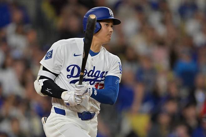 Apr 10, 2026; Los Angeles, California, USA; Los Angeles Dodgers two-way player Shohei Ohtani (17) singles in the fifth inning against the Texas Rangers at Dodger Stadium. Mandatory Credit: Jayne Kamin-Oncea-Imagn Images
<저작권자(c) 연합뉴스, 무단 전재-재배포, AI 학습 및 활용 금지>