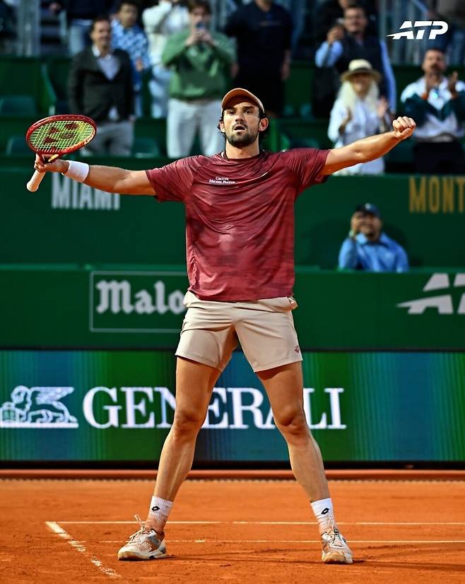 세계 6위 알렉스 드 미노를 무너뜨린 발랑탱 바셰로. ATP 투어