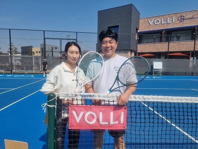 허니문 중에 참석한 김훈과 박연진