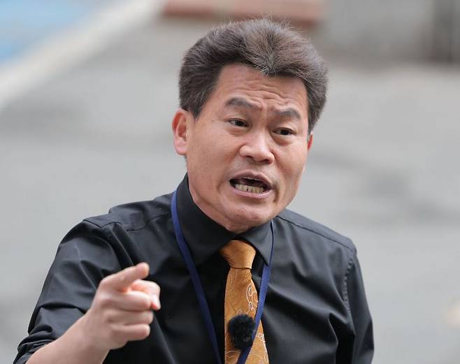 경찰이 한국사 강사 출신 유튜버 전한길씨에 대해 명예훼손 혐의로 구속영장을 신청했다. 연합뉴스