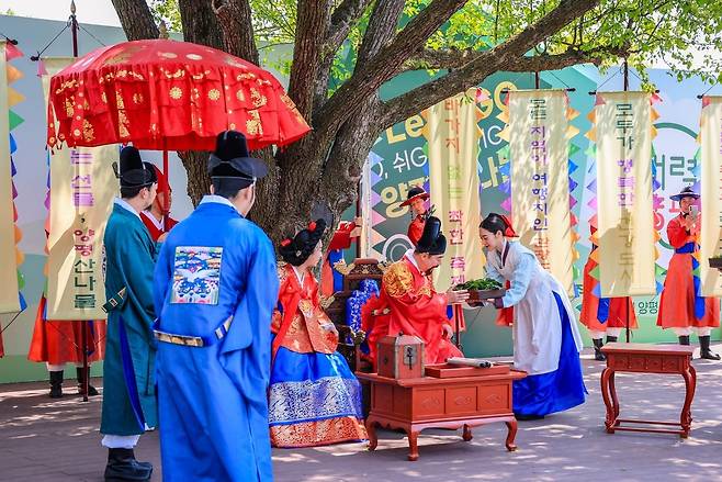 경기도 양평군 용문산 산나물은 조선 시대 때 편찬된 지리서 '동국여지지' 등을 통해 '임금님 진상품'으로 알려져 있다. 임금님 진상세<사진> 등을 재현하고 용문산 산나물 향기에 흠뻑 취해볼 수 있는 '양평 용문 산나물 축제'는 24~26일에 '용문산관광지'에서 열린다. / 양평군