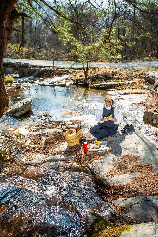 '공림사' 앞 계곡은 이효재에게 봄 소풍 장소다. "너럭바위에 앉아 계곡 물소리 들으며 철 지난 괴산 옥수수를 먹어도 행복하다"는 그녀다. / 김종연 영상미디어 객원기자