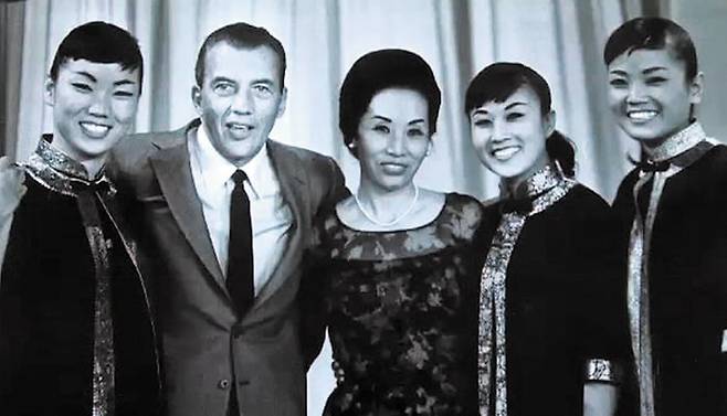 1953년 데뷔한 ‘김시스터즈’는 1959년부터 14년간 미국에서 활동했어요. 사진은 우리나라 최초의 걸그룹 ‘저고리 시스터즈’의 멤버 이난영(가운데)과 미국의 유명 TV 프로그램 ‘에드 설리번 쇼’의 진행자 에드 설리번(그 왼쪽), 그리고 김시스터즈 멤버의 모습. /인디라인·민음사