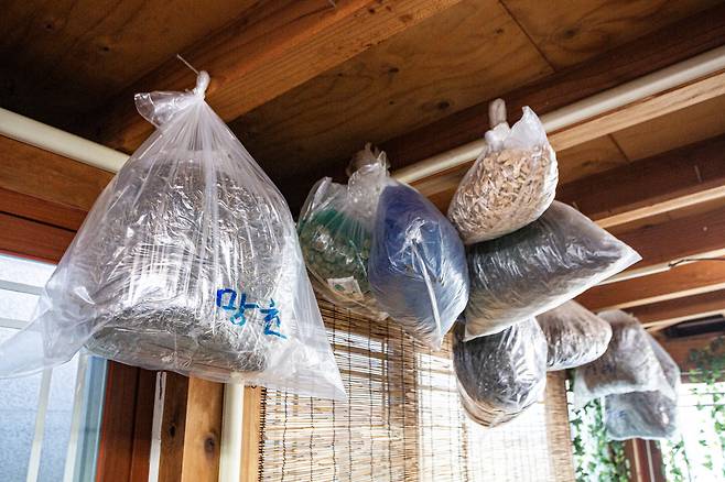 '보리식당' 입구엔 주인 부부가 직접 채취해 말려놓은 나물들이 한약방의 한약처럼 대롱대롱 매달려 있다. / 김종연 영상미디어 객원기자