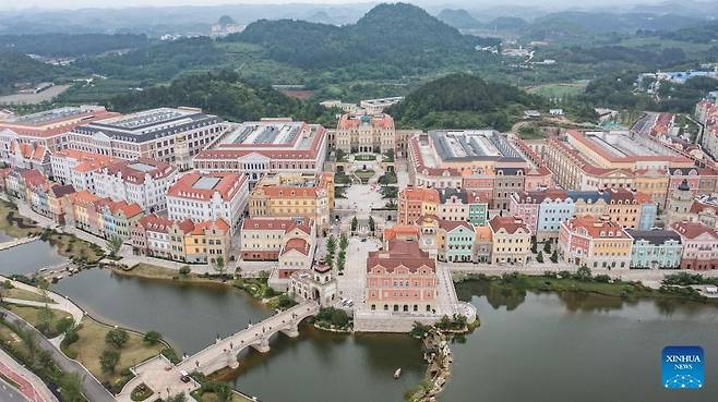 중국 남부 구이저우성 구이안 신구에 구축된 '화웨이 클라우드' 데이터센터. 연구단지, 교육시설과 함께 지어져 마을의 형태를 하고 있다. /신화통신