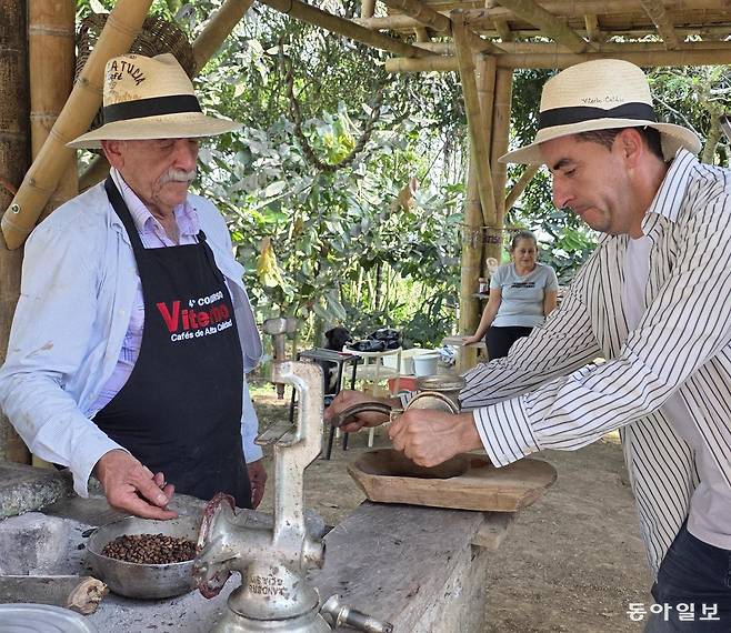 비테르보 지역의 커피 농장에서 아버지와 아들이 커피 열매 껍질을 벗기고 있다.