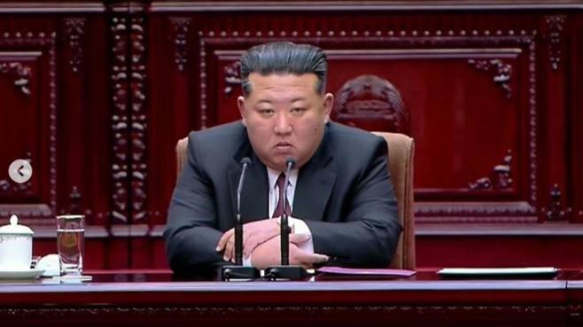 지난달 23일 최고인민회의 제15기 제1차 회의에 참석한 김정은이 못마땅한 표정으로 정면을 응시하고 있다. 노동신문 뉴스1