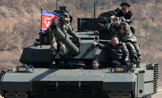 지난달 19일, 딸 주애가 운전하는 전차에 흐뭇한 표정으로 앉아있는 김정은. 그의 올해 행보는 딸을 데리고 국방 분야를 시찰하는데 집중돼 있다. 노동신문 뉴스1