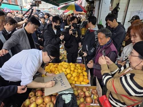 국민의힘에서 제명된 한동훈 전 대표가 11일 수원 팔달문 인근의 전통시장을 찾아 시민들과 만나고 있다. 연합뉴스