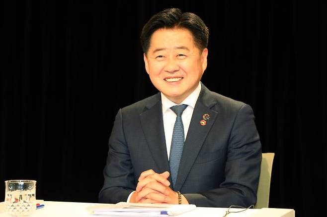 11일 더불어민주당 제주도지사 후보 본경선에서 탈락한 오영훈 예비후보가 패배 수용 입장을 밝히고 도민과 당원에게 감사의 뜻을 전했다. 오 예비후보는 13일 오전 예비후보를 사퇴한 뒤 곧바로 도정에 복귀해 고유가 대응과 추경 집행 상황을 직접 챙기겠다고 밝혔다. /사진=뉴스1