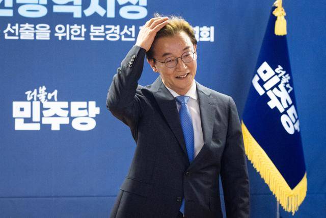 전재수 더불어민주당 부산시장 후보가 6일 서울 여의도 중앙당사에서 열린 본경선 합동연설회에서 기념촬영 후 자리로 이동하고 있다. 전 후보는 9일 민주당 후보로 확정됐다. 뉴스1