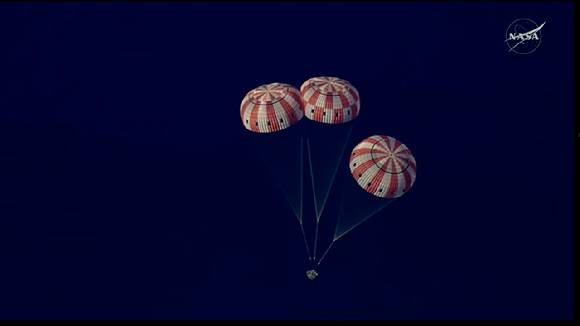 아르테미스 2호가 우리나라 시각으로 11일 오전 9시 15분 태평양 인근에 착수하고 있다. [사진=NASA]