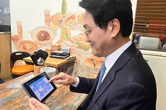 안민석 경기도교육감 예비후보가 도민 참여형 플랫폼 ‘경기교육제작소’를 살펴보고 있다. [사진=안심캠프]