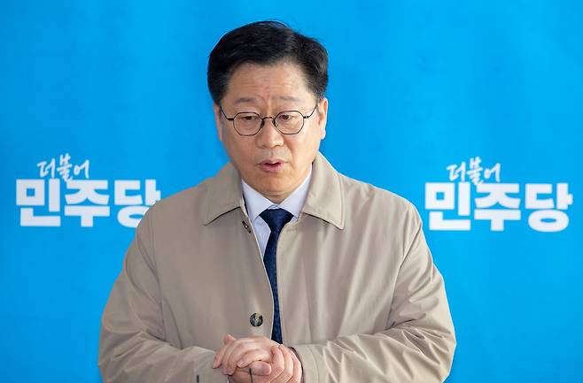 6·3 지방선거 더불어민주당 전북지사 예비후보인 안호영 의원이 지난 7일 국회에서 후보 자리를 놓고 경선 중인 이원택 의원 식사비 제3자 대납 의혹 보도와 관련해 기자회견을 하고 있다. [연합뉴스]