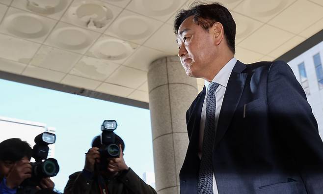 김관영 전북지사가 지난 7일 서울 양천구 남부지방법원에서 열린 제명 처분 효력 정지 및 경선 절차 중단 가처분 신청 심문에 출석하고 있다. [뉴스1]