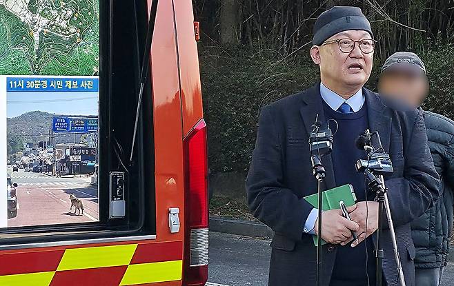 문창용 대전시 환경국장이 지난 8일 오월드 앞에서 늑구 포획 상황을 브리핑하고 있다. 차량에 설치된 브리핑 화면에는 AI합성 사진이 등장한다. 김성태 객원기자