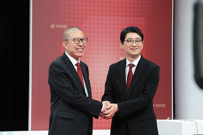 국민의힘 부산시장 예비후보인 박형준 부산시장(왼쪽)과 주진우 의원(부산해운대갑)이 지난 2일 2차 TV토론회에 참석해 악수를 하고 있다. 사진 국민의힘 부산시당