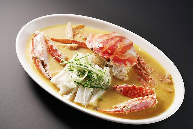 숙성한 샤오싱(중국 술 황주의 일종)과 닭고기 기름, 납작한 쌀국수를 곁들인 신선한 꽃게찜. [사진 더 체어맨]
