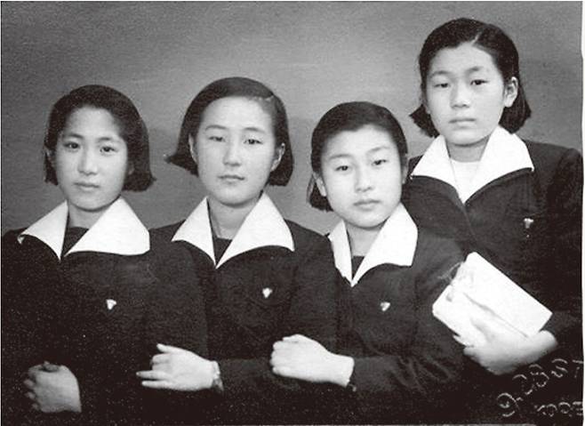 풍문여중 2학년 때 이해인(본명 이명숙·왼쪽 둘째)과 박인희(본명 박춘호·맨 오른쪽). 박인희의 생일에 이해인이 선물한 소월시집을 사준 기념으로 사진관에서 찍은 사진이다. 박인희는 ″내가 복귀하면서 해인이가 이 사진을 언론에 뿌린 것 같다″며 웃었다. [사진 이해인]