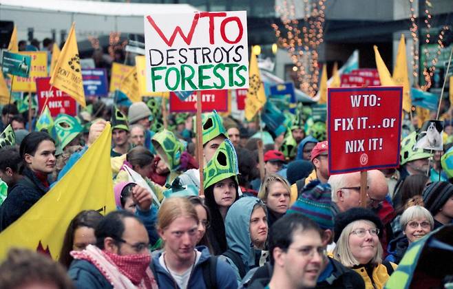 1999년 미국 워싱턴주 시애틀에서 열린 세계무역기구(WTO) 반대 시위. 무역 자유화가 모든 생산자에게 이익이 되는 것은 아니다. [사진 시애틀 시립 기록 보관소]