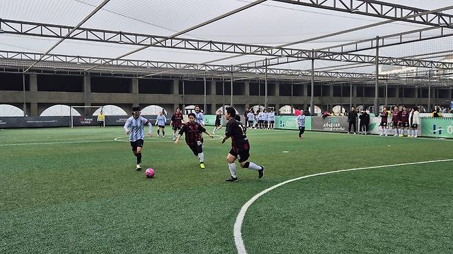 오마이뉴스와 중앙일보 선수들이 16강전 경기를 임하고 있는 모습 /한국기자협회
