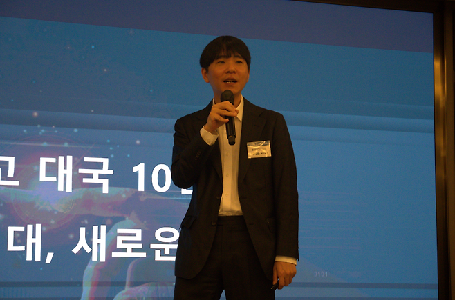 이세돌 9단이 〈알파고 대국 10년: 새로운 생각 시대, 새로운 생각〉이라는 주제로 강연하고 있다.