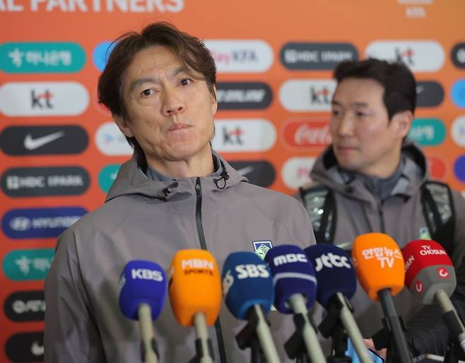 2026 북중미 월드컵을 앞두고 유럽에서 A매치 2연전을 치른 축구 국가대표팀 홍명보 감독이 2일 인천국제공항 제2여객터미널을 통해 귀국해 취재진 질문을 듣고 있다. /사진=연합뉴스