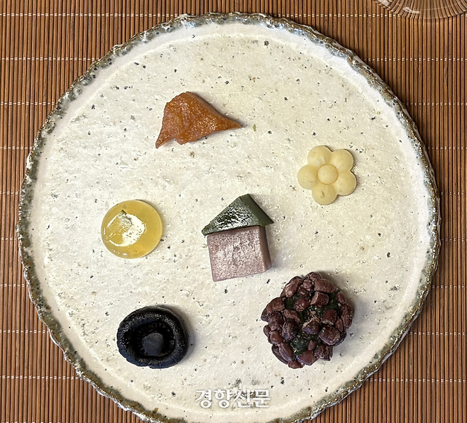 겨울철 눈 덮인 제주 돌담밭을 상징하는 접시 위에 각 코스의 차에 곁들이는 티푸드가 놓였다. 녹두란, 청귤 다식, 오메기떡, 표고버섯 정과, 감귤 정과, 딸기와 말차 양갱, 약과는 모두 제주산 재료로 만들었다.