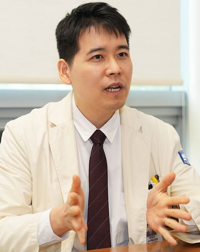 크론병은 아시아에서 발생률이 빠르게 증가하고 있는 질환이다. 류인혁 가톨릭대 서울성모병원 소아청소년과 교수는 “크론병이야말로 음식이 병을 만들 수도, 치료할 수도 있다는 것을 극적으로 보여준다”고 했다.  서울성모병원 제공