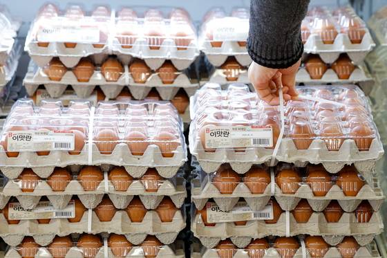 Eggs are displayed in a supermarket in Seoul on April 9. The government said it will import 3.59 million eggs and monitor farm-gate prices after establishing a price verification committee in April to as part of efforts to stabilize prices. [NEWS1]