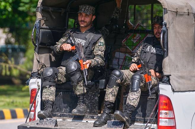 10일(현지 시간) 파키스탄 이슬라마바드에서 파키스탄 준군사 조직 병력이 미국과 이란 간 종전 협상을 앞두고 주변을 순찰하고 있다. 2주 간의 휴전에 들어간 미국과 이란은 파키스탄의 중재로 11일 이슬라마바드에서 열리는 대면 협상을 앞두고 있다. 뉴시스