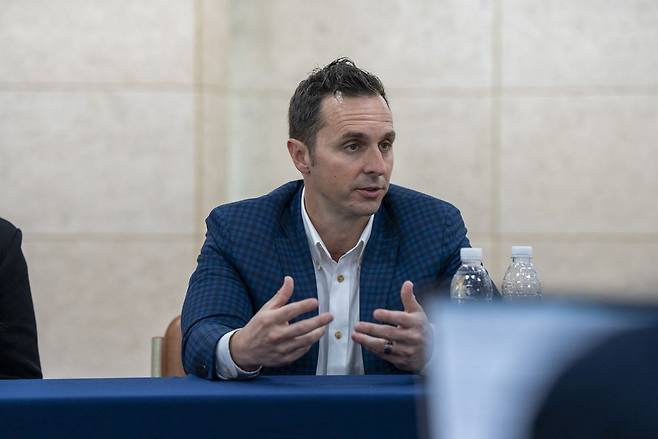 홀랜드 부회장이 강연 후 기자들과 만나 BGEA가 사마리안퍼스와 함께 펼쳐온 지난 사역을 소개하고 있다. 사마리안퍼스코리아 제공