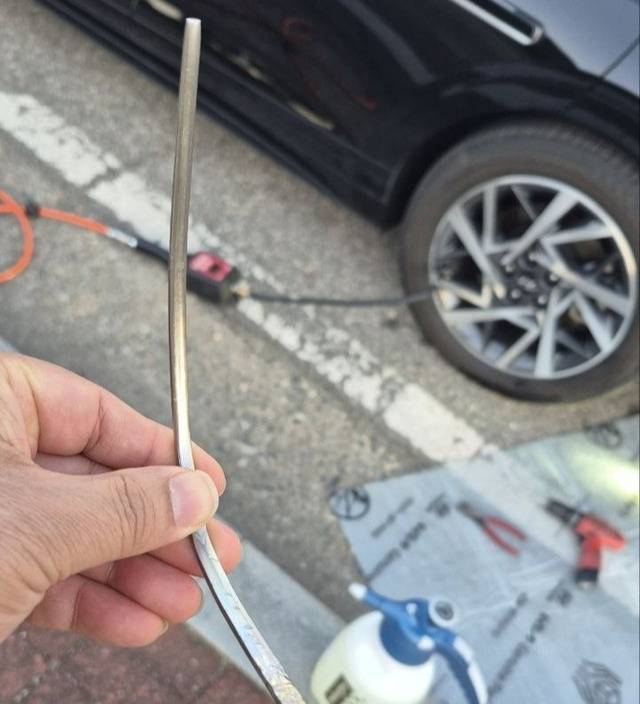 최민의 의원 타이어에서 발견된 쇠젓가락. 연합뉴스