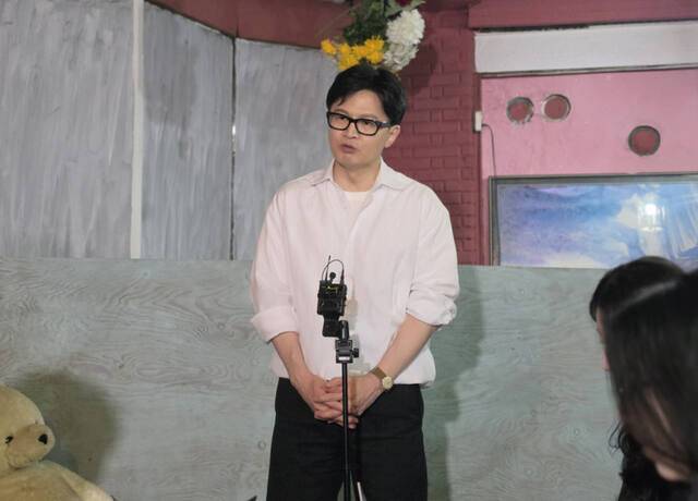 11일 수원 팔달문을 찾은 한동훈 전 국민의힘 대표가 기자들과 만나 질문에 답변을 하고 있다. 이진기자