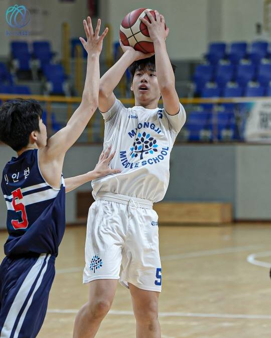 11일 명지중 박형석이 삼일중 수비수를 제치고 점프슛을 날리고 있다. [한국중고농구연맹 제공]