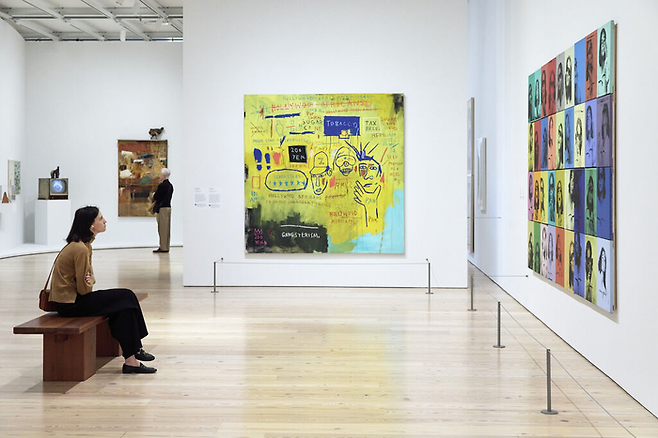 장-미셸 바스키아의 [할리우드 아프리칸스]와 앤디 워홀이 나란히 걸렸다. ©Whitney Museum of American Art