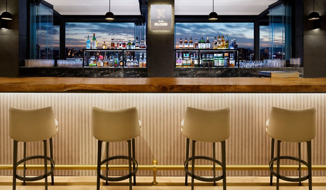 세계 최고 루프톱 바 50에 이름을 올린  루프톱 바 ‘클라우드’ / 사진=AC 호텔 바이 메리어트 서울 강남